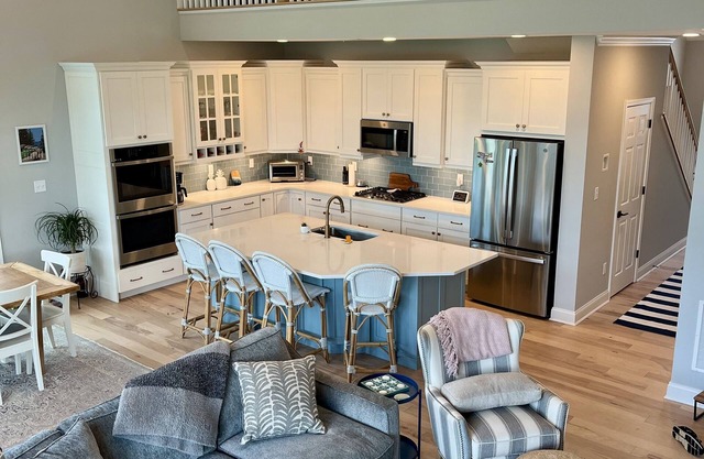 Fun family vacation spot! 4 Bedrooms, Screened in Back Porch, Large Family Room.