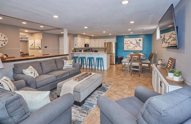 Updated 5BD lakefront home at MM8 w/ hot tub, sectional with fire pit