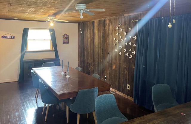 Fun hangout, walking distance to bar/restaurant