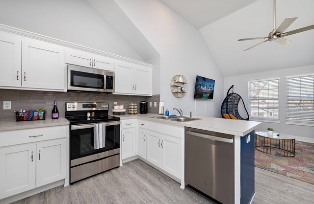 Fun Haven: Spacious 4BR Retreat Near Worlds of Fun