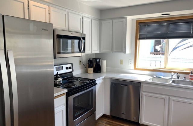 Come enjoy the Columbia River, local wineries and Gorge concerts- sleeps up to 8