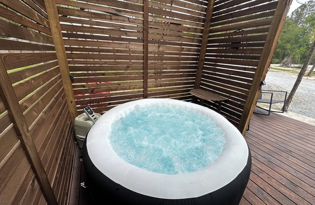 Fun little get away, perfect for one yet cozy for two “Hunter’s Hut”