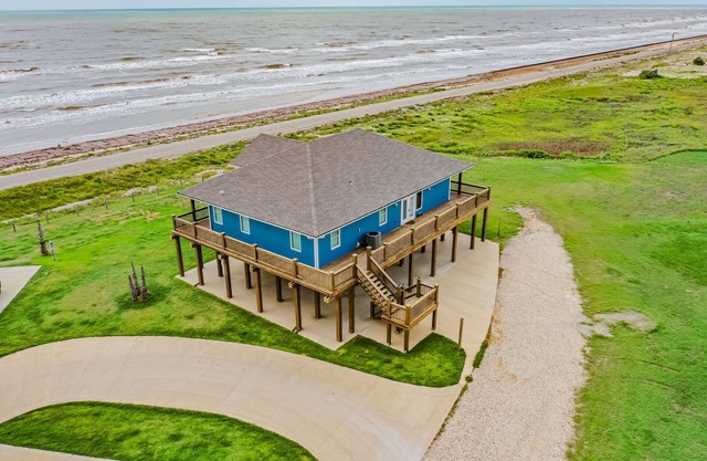 Fun on Sargent Beach in this Fabulous Vacation Home!