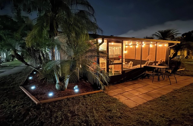 Fun Open-Concept 2 Bedroom/2 Bathroom Condo w/Screened Porch. 10 Min from Disney