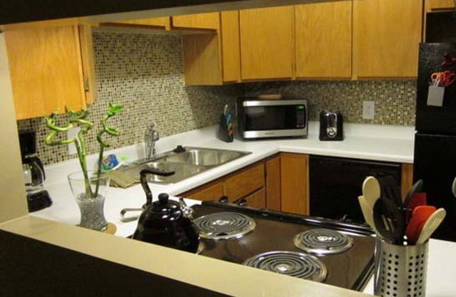 Spaß, Trendy & Budget Friendly! 2-Bett / 1Ba Condo w / WIFI - 2 mi in die Innenstadt