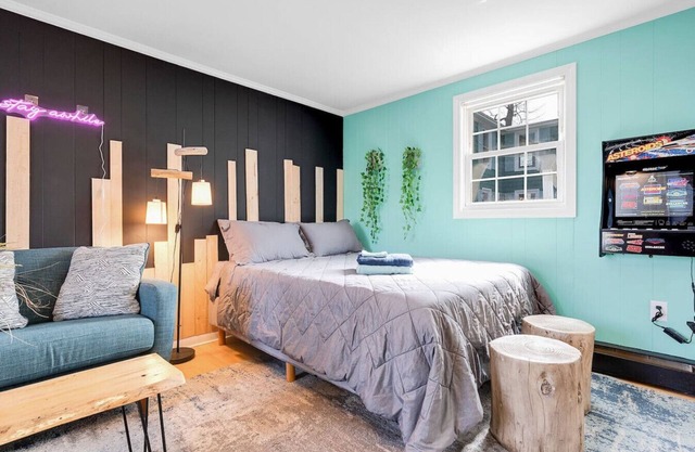 Fun Vibes Motel Suite - Trendy Beach Haven