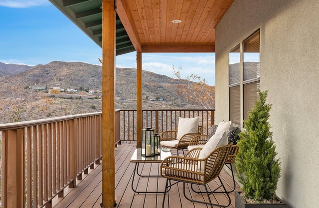 Fun Views, Full Kitchen, Near Shopping& Dining