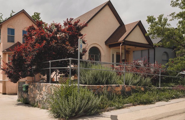 Funky 4-bedroom house in Denver with Lightrail Access