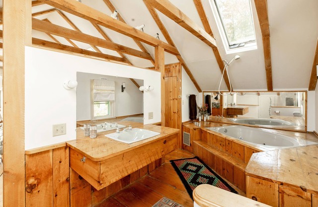 Funky abode with a fireplace place for a small family or artists- pet-friendly!