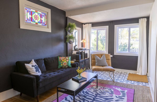 Funky House - Private Hot Tub - Walking Distance to Downtown