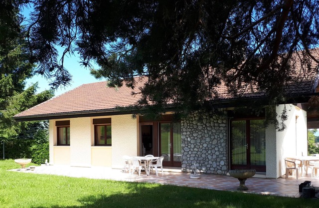 Möbliertes Haus in einem bewaldeten Park / Garage, Blick auf Felder und Berge