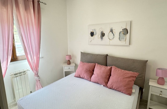 Furnished apartment with 2 bedrooms, kitchen, bathroom with shower and parking space