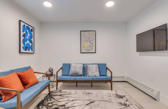 FURNISHED 2 BEDROOM IN 1425 HARO - PET FRIENDLY