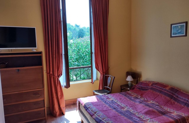 Furnished 2-bed apartment sleeps 4