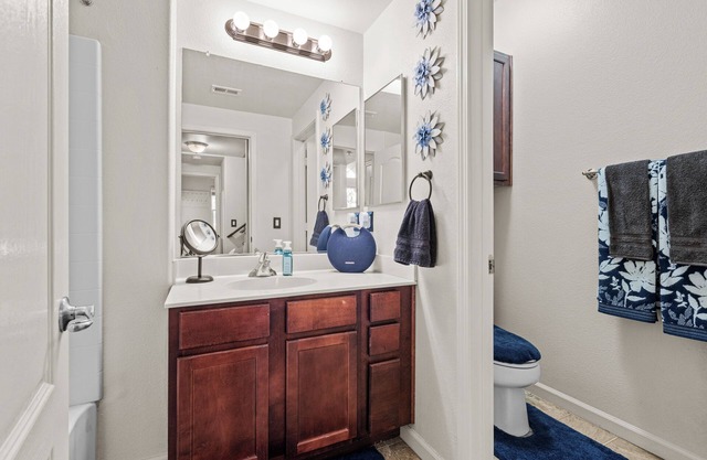 Furnished 2bd 2ba Condo w/ Loft & Garage in Gated Community – Poolside Retreat
