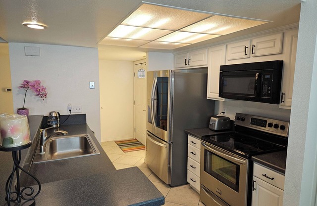 Furnished 2BR Townhouse w/ Pool, Hot Tub & Fireplace – 30-Day Stay