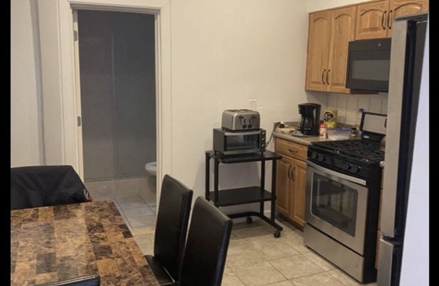 Furnished Bedroom Near Transportation & Hospitals