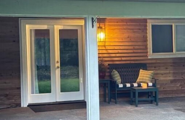 Furnished Cottage on 5 peaceful acres just min to towns, hospital, Seattle Ferry