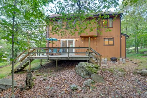 Furnished Deck and Game Room Cabin in Tobyhanna