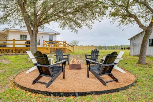 Furnished Deck and Views Rural Schulenburg Retreat
