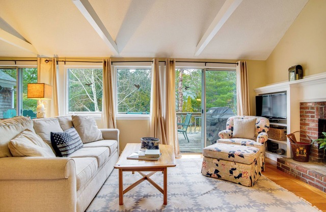 Furnished Deck: Retreat on Mashpee River!