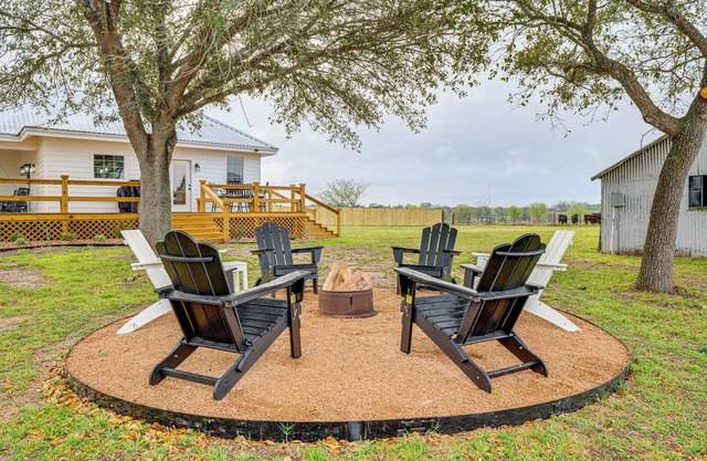 Furnished Deck + Views: Rural Schulenburg Retreat