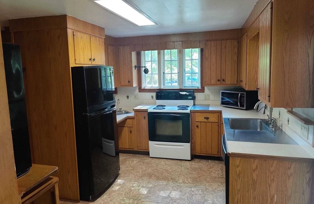 Furnished large room in walking distance to UConn Storrs. Room n