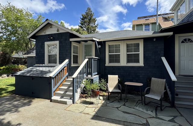 Furnished North Berkeley pet-friendly cottage in the center of it all