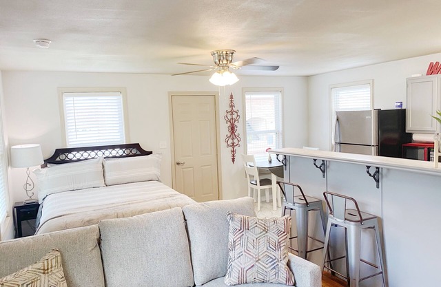 Furnished Red Studio central location near restaurants, Lake & shopping