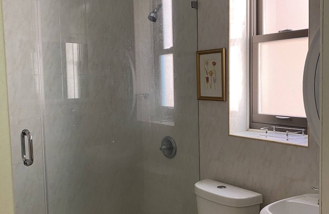 Furnished Room Near Hospitals & Transportation