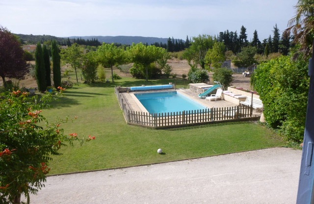 Möbliertes Studio mit Blick auf den Luberon