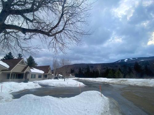 FV50 Pet friendly single level home in Bretton Woods walk to golf course and Mt Washington Hotel