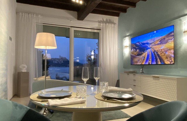 FWL Italian Romance on the Lake, with private garden!