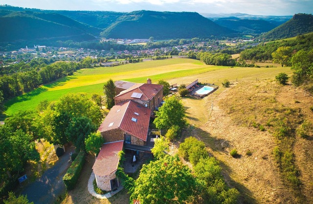 Gîte au Sein de Notre Ferme en Pierre du Xviie Siècle