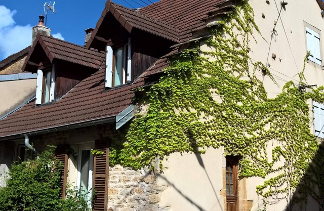 Dorfhaus in Passenans, an der Jura-Weinstraße