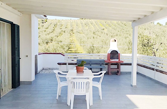 Günstig, neue Wohnung in ruhigen Olivenhain. Nur 3 km vom Strand entfernt.