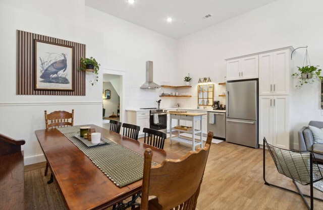 #G 2-Story, Modern Rustic Apt in Cntrl Downtown