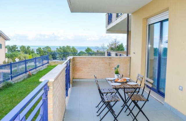 G.Bay C16 - First floor apartment with balcony and hill view