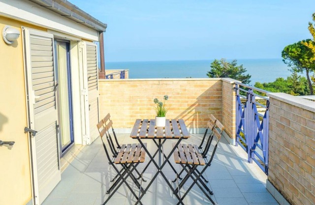 G.Bay C24 - Second floor apartment with balcony overlooking the sea and the pool