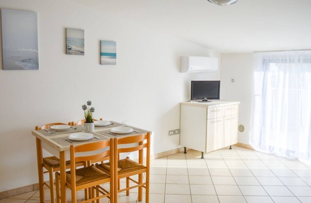 G.Bay C26 - Second floor apartment with balcony and hill view