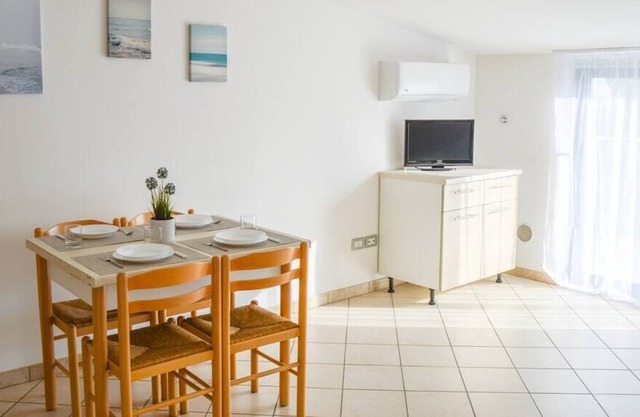 G.Bay D27 - Second floor apartment with balcony overlooking the pool