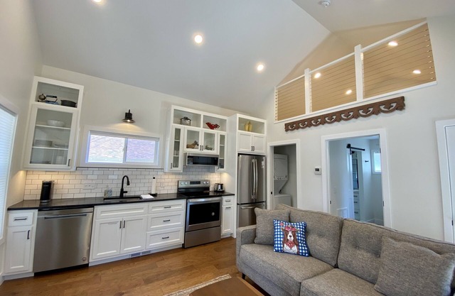 G.F. Wiard Cottage, recently built, pet friendly/fully fenced yard, walking distance to downtown!