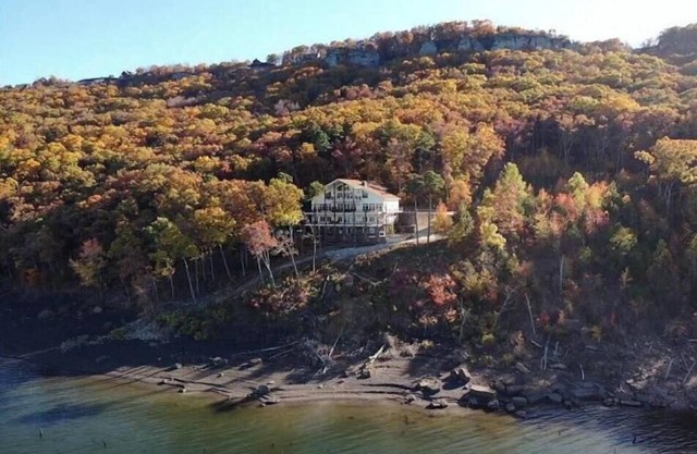 G & P Properties boasts a spacious 5-bedroom house in peaceful Greers Ferry