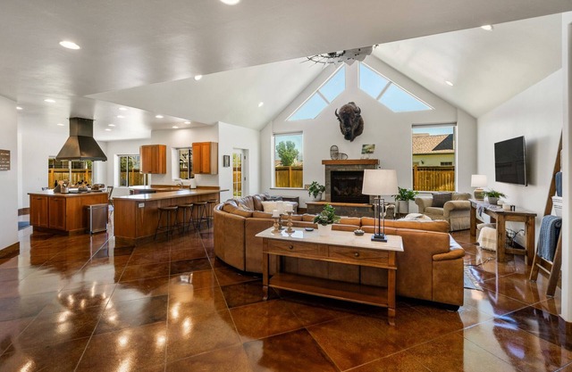 Gallatin Getaway - Cheerful Home with Hot Tub