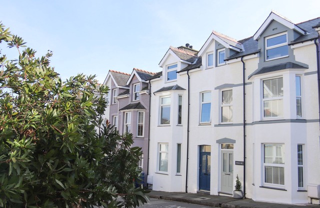 GALWAD Y MOR, pet friendly, country holiday cottage in Criccieth