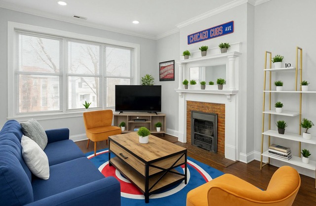 Game Day Getaway - 3BR in Vibrant Wrigleyville