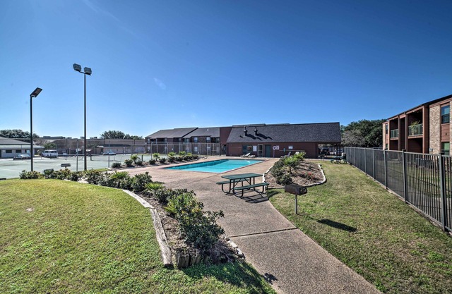 Game Day Retreat: Pool Access, 2 Mi to Texas A & M