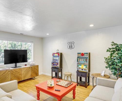 Game Night Condo, Pool & Close To Bsu