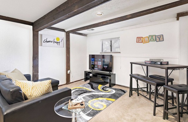 Game Room; 20 Minutes from all of Kansas City