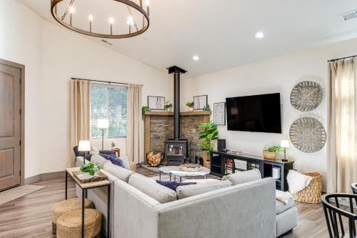 Game Room and Patio Picturesque Home in Sonora
